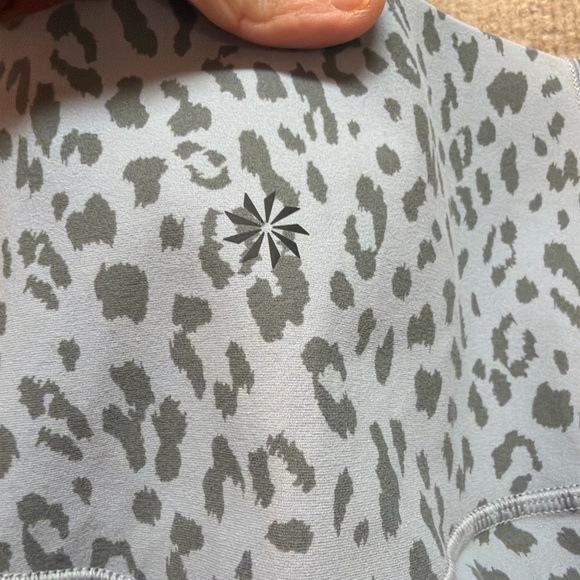 Athleta Salutation Stash Pocket II Leopard Leggings Size M 7/8 0395 - Picture 4 of 5